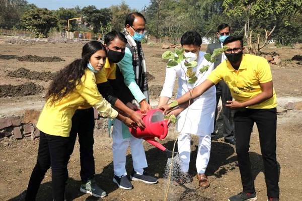 Chief Minister Chouhan planted Gulmohar and Kachnar saplings in Smart Garden
