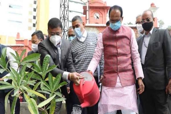 Chief Minister Chouhan plants Maulshree, Peepal and Saptaparni saplings in Smart Park and Hamidia Hospital premises