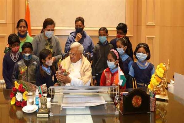 Governor extends new year greetings in New Year get to gether
