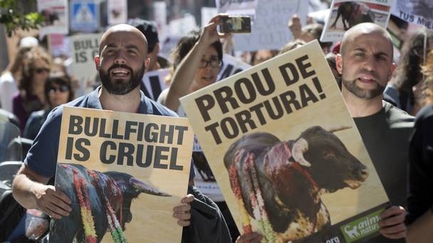  Thousands march through Madrid to demand end to bullfighting 
