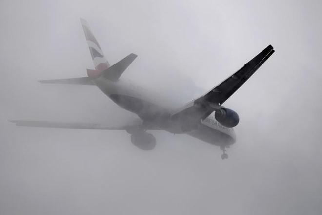 Thick fog shuts down Australian airport 