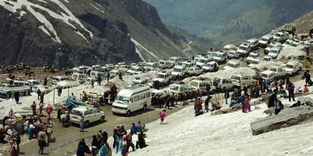  Taxi operators on strike as Rohtang still off limits (Lead) 