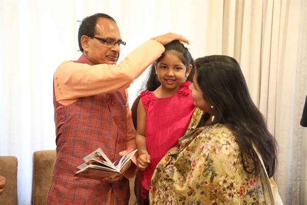 Chief Minister Chouhan Released the Book "Fairy Tale Pinkys Wish" By 5-Year-Old Girl Parshvi Jalori