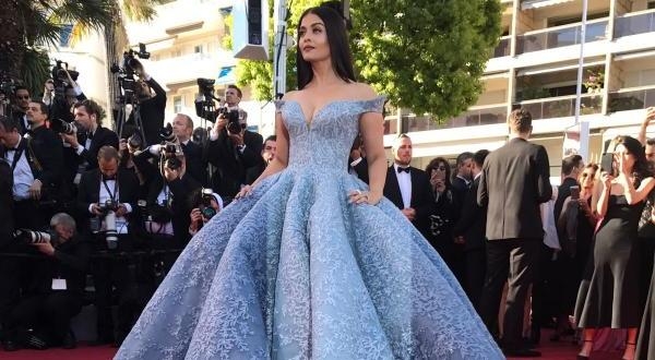 Aishwarya Rai  Bachchan The  Cannes Queen, Slays The Red carpet At Cannes 2017, With Her Cinderella  Appearance !