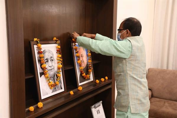 Chief Minister Chouhan Pays Homage to Nand Kumar Singh Chouhan on His Death Anniversary
