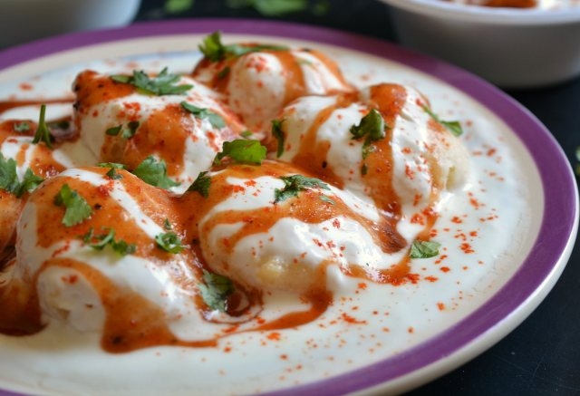 Dahi Vada With Sweet & Spicy Chutney 