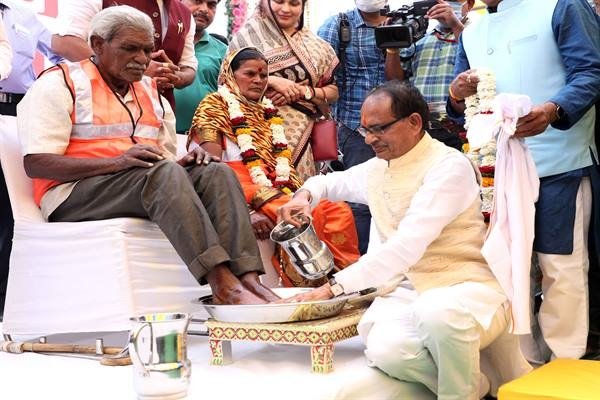 Safai Mitras Will Get Monthly Risk Allowance of Rs. 150 : Chief Minister Chouhan