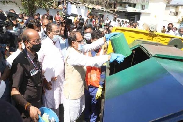 CM Chouhan Gave the Message of Cleanliness by Picking up the Garbage Himself on His Birthday