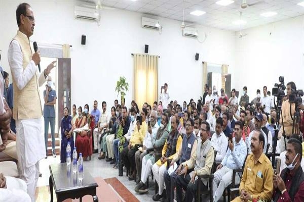 Dignity and respect of officers and employees is paramount for the state government -CM Chouhan