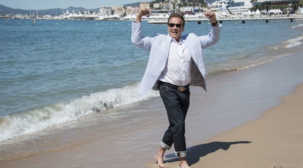  Schwarzenegger enjoys beach time at Cannes 