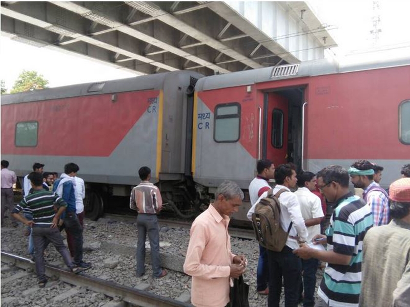  11 coaches of Lokmanya Tilak AC Express derail in UP (Lead) 