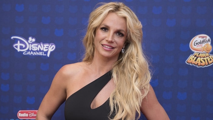  Britney Spears gets spooked in kitchen 