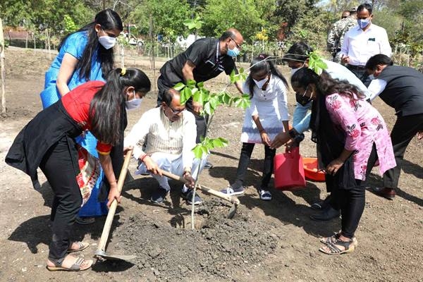Chief Minister Chouhan Planted Karanj and Saptaparni Saplings in Smart Garden