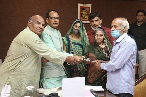 Chief Minister Chouhan presented Samman Nidhi of One Crore Rupees to the Family of the Martyr
