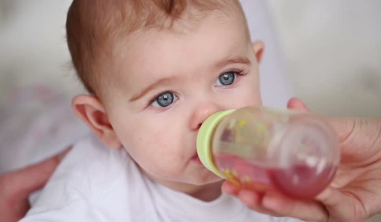  Don t feed fruit juice in child s first year, say pediatricians 