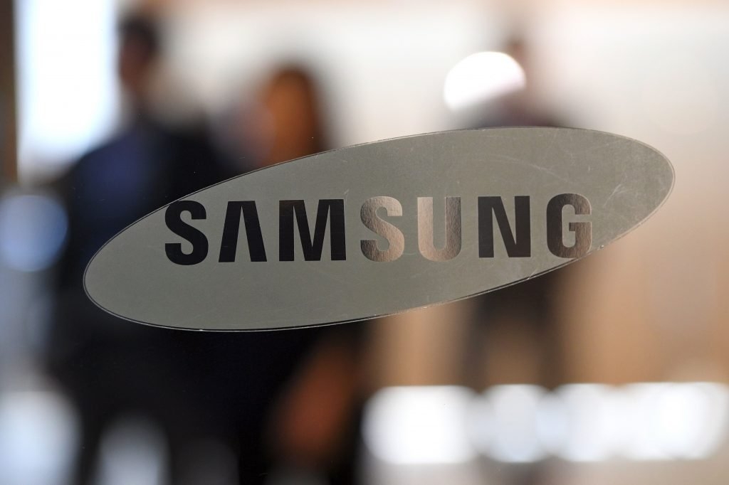  Samsung to showcase world s first  stretchable  display 