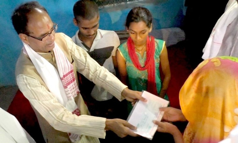 CM Chouhan Visits Martyr Constable Narayan Prasad Sonkar’ House and Pays Tribute