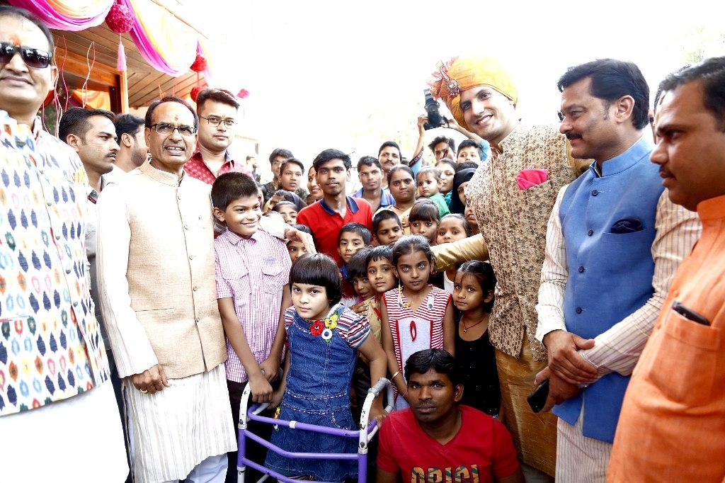 CM Chouhan takes part in wedding ceremony with disabled baraati kids