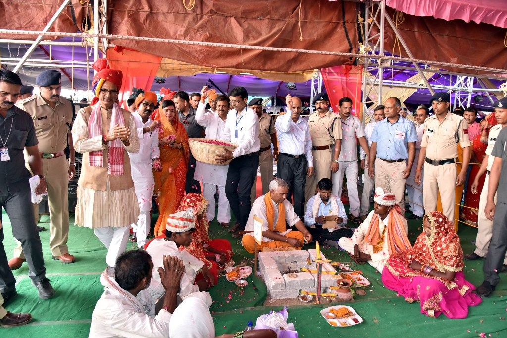 Marriage ‘Mahakumbh’ of 2400 Poor Girls is Amazing and Inspirational