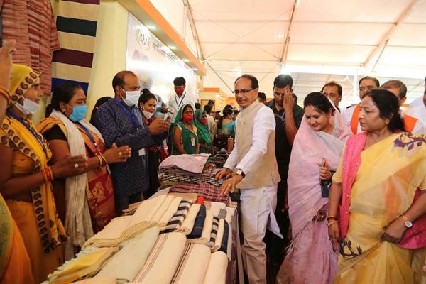 Chief Minister Chouhan Had a Look at the Development Exhibition and Product Materials