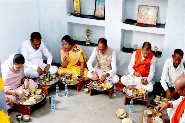 CM Chouhan cuts ribbon for griha pravesh with beneficiary Panchu