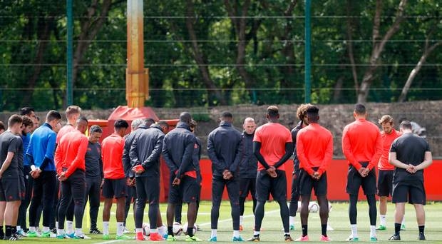  Manchester football clubs pay tribute to Arena terror attack victims 