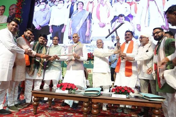 Governor Patel called upon the farmers to be committed to natural farming