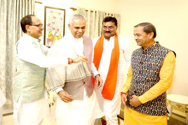 CM Chouhan presents memento to the Governor of Gujarat