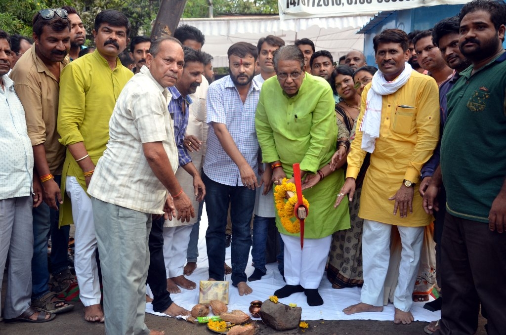 Revenue minister Gupta performs Bhoomi Pujan for hawkers corner near Mata Mandir