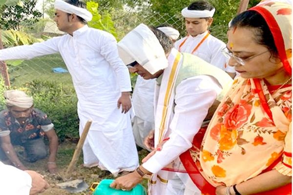Chief Minister Chouhan Planted Amla Sapling with Wife at Rawatpura Dham