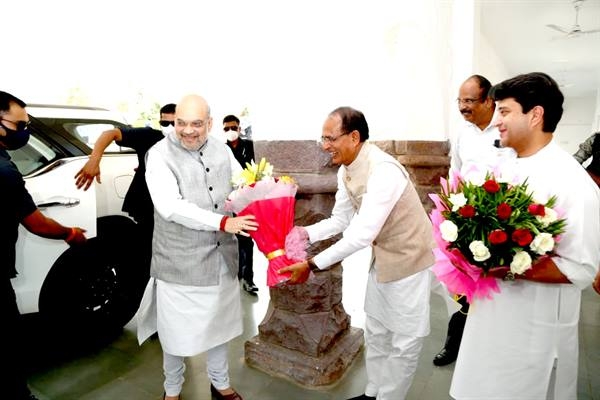Union Home Minister Shah Welcomed at CM Residence