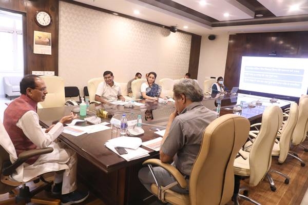 Work in mission mode to step up activities of Tejaswini groups: CM Chouhan