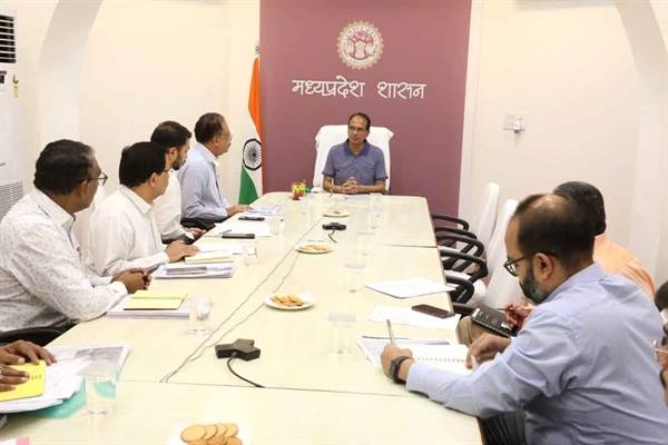 CM Chouhan Took an Emergency Meeting on Smooth Drinking Water Supply