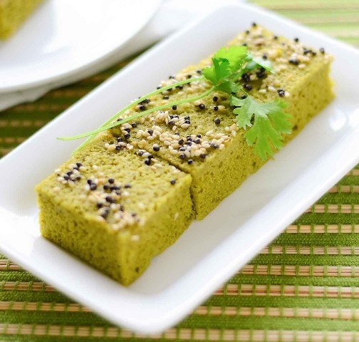 Gujarati Palak Dhokla - Steamed Spinach Lentil Cakes