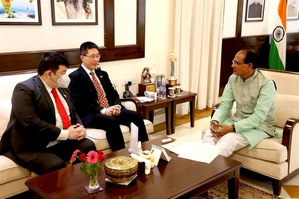 Consul General of Singapore calls on CM Chouhan