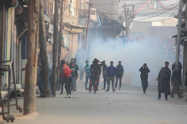  Clashes erupt in Sopore, Srinagar after Friday prayers 