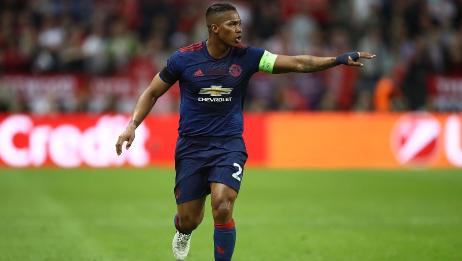  Right-back Valencia signs new contract with Man United 