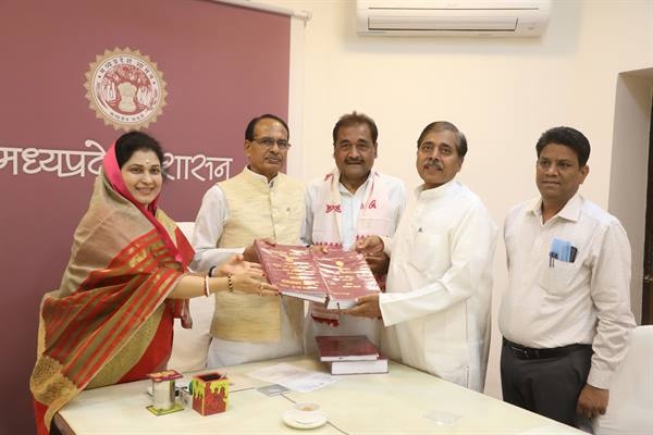 The members of the Backward Classes Welfare Commission presented a report to Chief Minister Chouhan
