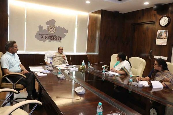 Standard of CM Rise schools should be better than private schools: CM Chouhan