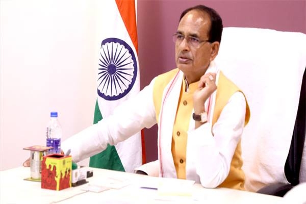 Chief Minister Chouhan Spoke to Khargone Riot Affected Daughter Laxmi