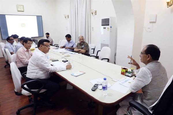 Maintenance work of roads should be done on priority: CM Chouhan