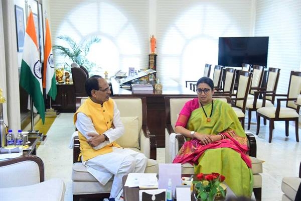 Union Minister Smriti Irani Pays Courtesy Visit to Chief Minister Chouhan