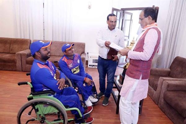 CM Chouhan Called On By Members of MP Wheel Chair Cricket Team