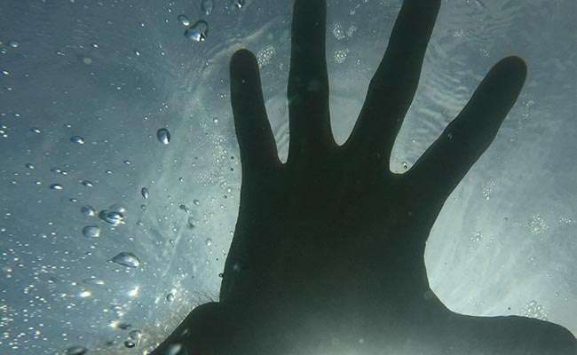  Two tourists drown in the Bay of Bengal 