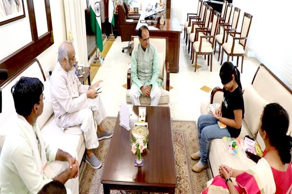 Global President of Heartfulness Institute Daji Kamlesh Patel calls on CM Chouhan