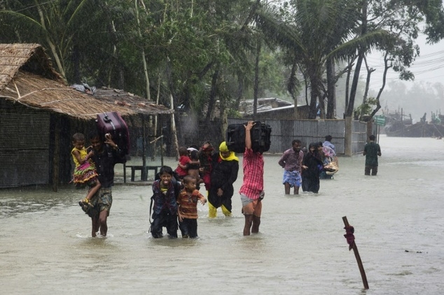  Indian Navy rescues people in cyclone-hit Bangladesh (Second Lead) 