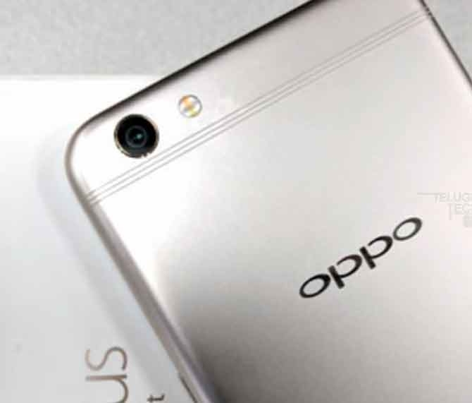  OPPO launches new version of  F3 Black  to support team India 