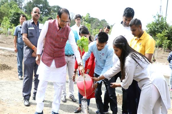 Students’ love for environment is commendable: CM Chouhan