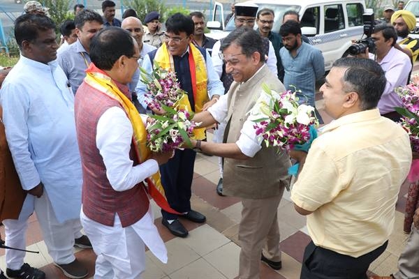 Union Health Minister Mandaviya welcomed on his arrival in Bhopal