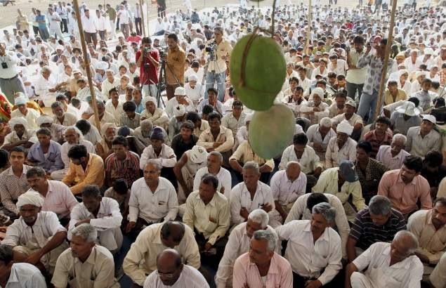  Stray violence in Maharashtra as farmers begin indefinite strike 